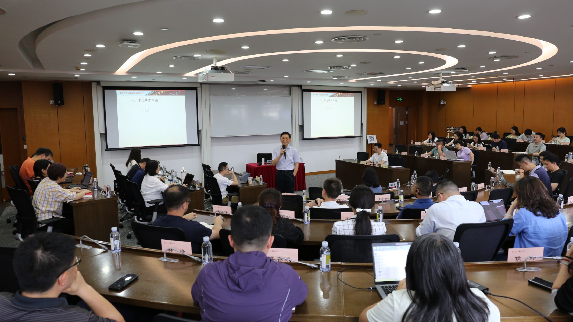 上海市徐汇区人大常委会原主任陈高宏为永利官网干部素质能力提升培训班、第三期优秀青年骨干培训班作“领导力提升与开发”专题辅导报告